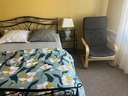 Combaillaux Bed & Breakfast | Chambre à l'étage, salle d'eau au rez de chaussée