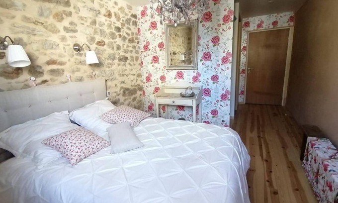 Saint-Bonnet-le-Froid Bed & Breakfast | Chambre Achillée Dans le Charmant Village Gourmand de Saint Bonnet le Froid