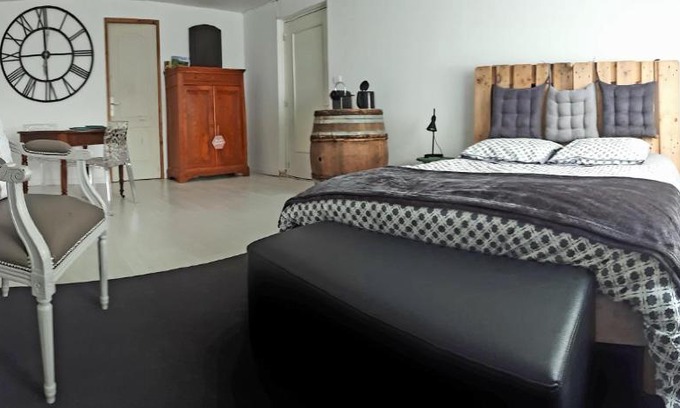 Fleurie House | Chambre au tonneau