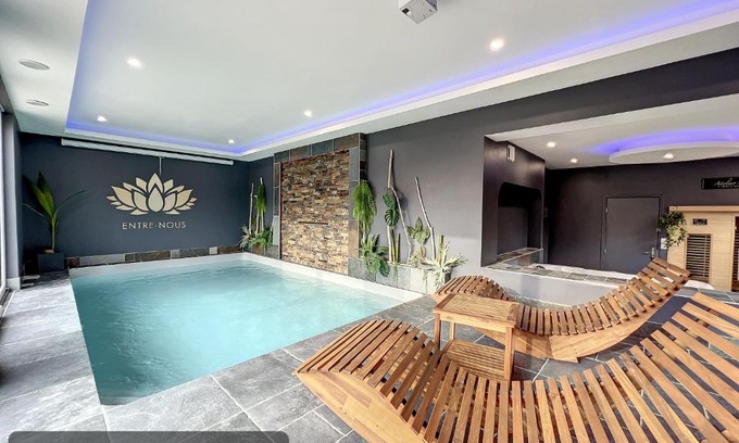 Louches Bed & Breakfast | Chambre avec spa, piscine et sauna privatif