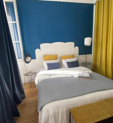 Dinan - Saint-Malo Bed & Breakfast | Chambre bleue et or 16m2 chez l'habitant dans appartement 100m2 centre ville