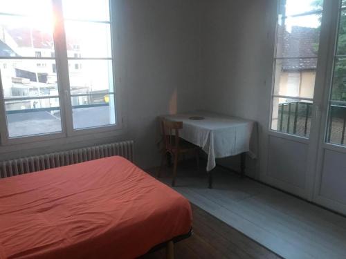 Creil Apartment | Chambre chez l'habitant dans un appartement à 2 pas de la gare SNCF et à 300m de la gare routière