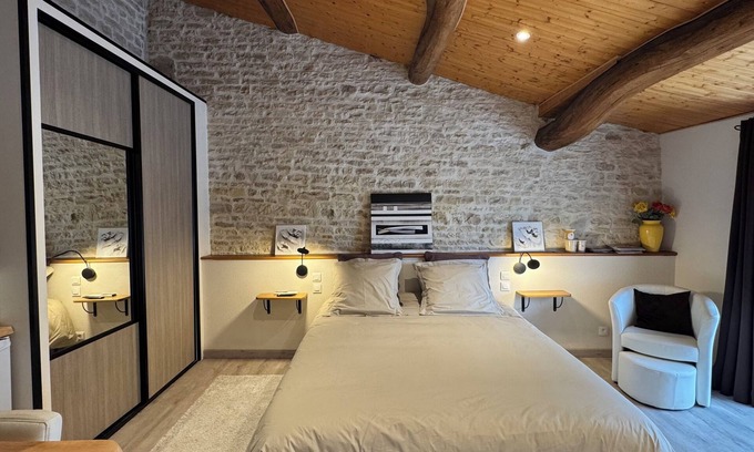 Le Bourdet Apartment | Chambre d'hôtes les Rozières in the Marais Poitevin, swimming pool, family suite