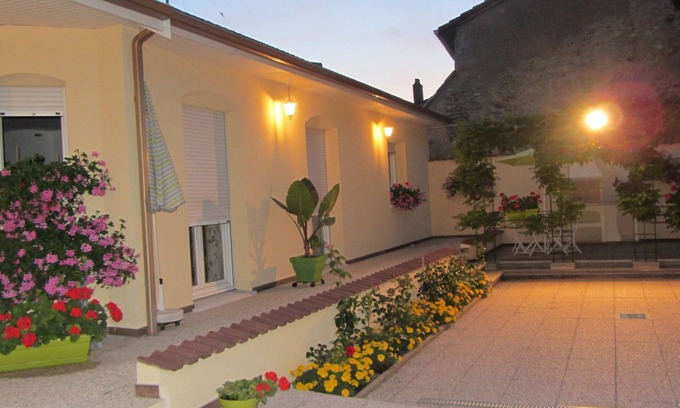 Choloy-Menillot Bed & Breakfast | Chambre D'Hotes Les Glycines