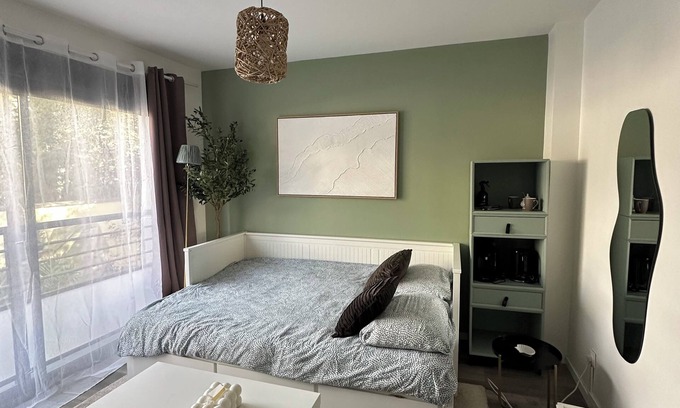 Aulnay-sous-Bois Bed & Breakfast | Chambre + Salle de Bain Privatif Proche Aéroport Cdg, Parc des Expositions