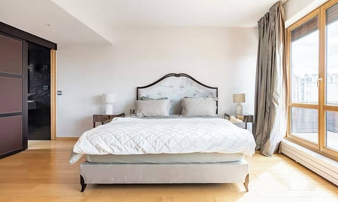 Chaillot Apartment | Champs Elysees Penthouse Eiffel View Jacuzzi