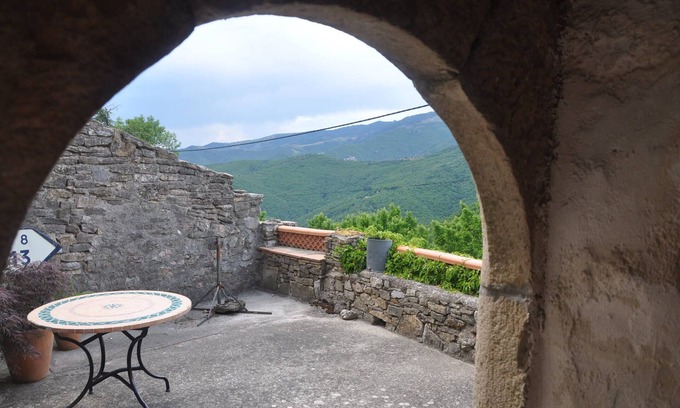 Bez-et-Esparon House | Character house on the cliff of Esparon