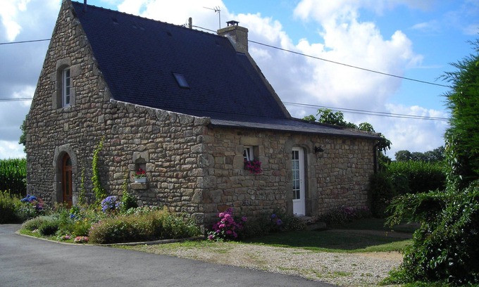 Erdeven House | Character property is 10 minutes from the beach by car Erdeven