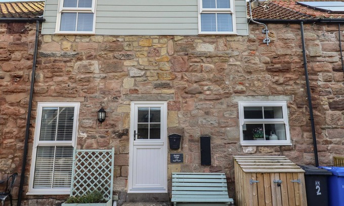 North Sunderland House | CHARLOTTE'S COTTAGE, pet friendly, with open fire in Seahouses