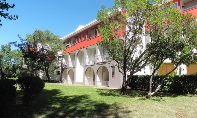 Lamalou-les-Bains Apartment | Charmant appartement avec terrasse, parking gratuit et animaux acceptés, proche des thermes à Lamalou - FR-1-451-89