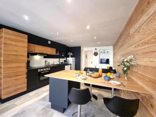 Charlieu Apartment | Charmant appartement avec jacuzzi, terrasse et équipements modernes à Charlieu - FR-1-496-302