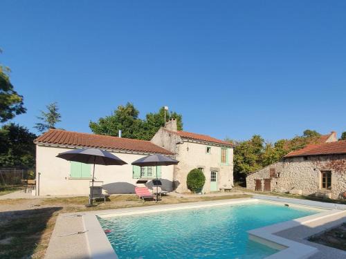 Charroux House | Charmant gîte avec piscine au cœur de Charroux - FR-1-489-394