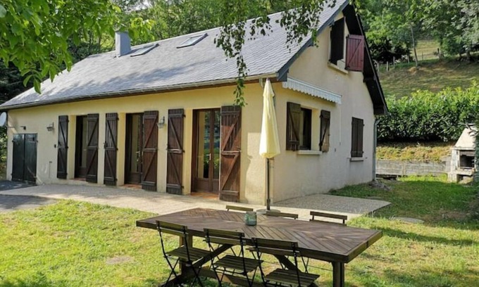 Saint-Paul-de-Salers House | Charmant Gîte de Montagne Avec Cheminée