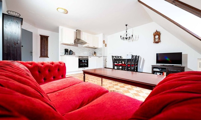 Creglingen Apartment | Charmante, gemütliche Ferienwohnung mit kleinem Balkon und rustikalem Himmelbett