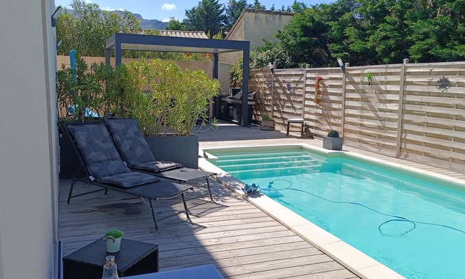 Taillades Condo | Charmante Maisonnette en Provence Avec Piscine
