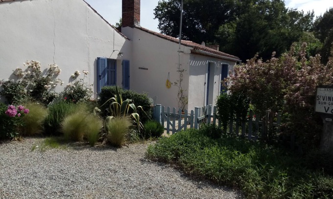 La Boissiere-des-Landes Cottage | Charming Traditional Vendeen Cottage sleeping 4 in the peaceful countryside