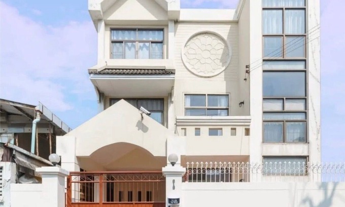 Sukhumvit House | Charming 3-Storey house @ BTS Onnut Station