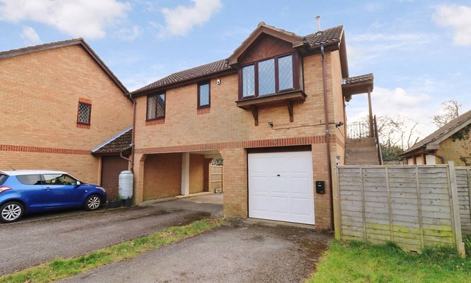 Locks Heath House | Charming 1 bed detached coach house in peaceful Locks Heath with super fast WiFi