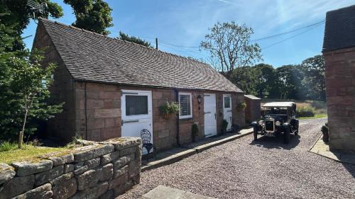 Cauldon Low House | Charming 1 Bed Peak District Cottage Barn - Alton Towers, Christmas Markets, Polar Bears, Chatsworth