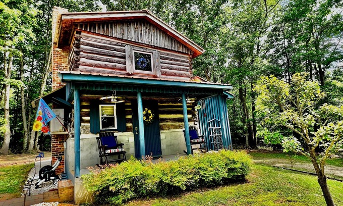 Pilot Mountain Cabin | Charming 1-bedroom cabin in amazing Pilot Mountain with Lake access