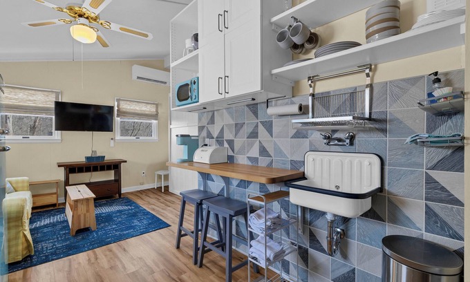 Westbrook Center Apartment | Charming 1-bedroom apartment with AC, 3 minute walk to beach, and new hot tub