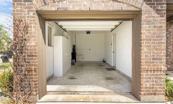 Clodine House | Charming 1-bedroom building in terrific Richmond with WiFi, AC & parking garage