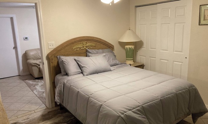 Masaryktown Cottage | Charming 1-bedroom cottage in delightful Brooksville with AC, WiFi