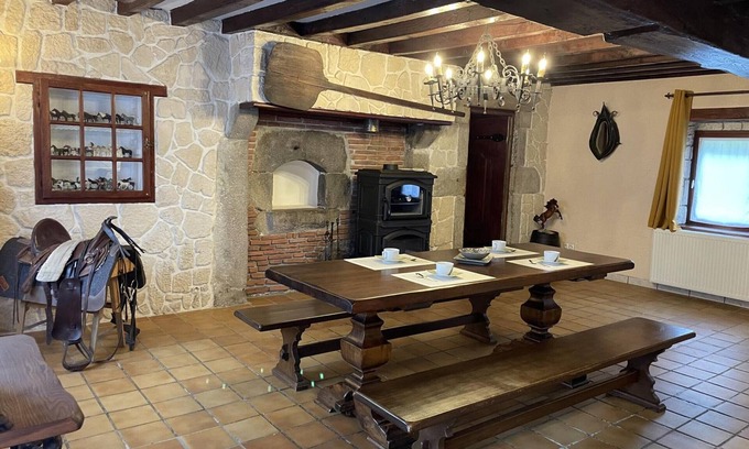 Hyds Cottage | Charming 1831 Bourbonnais Farmhouse: Modern Comforts, Nature Retreat, Piano, Games, Eco-Friendly