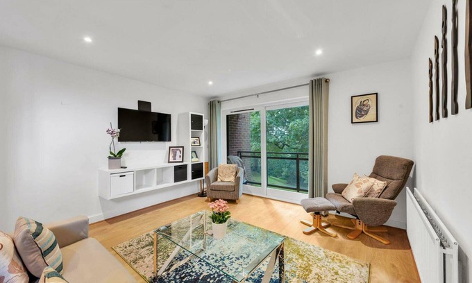 London Borough of Bromley Apartment | Charming 1BD Flat with Parking in Bromley