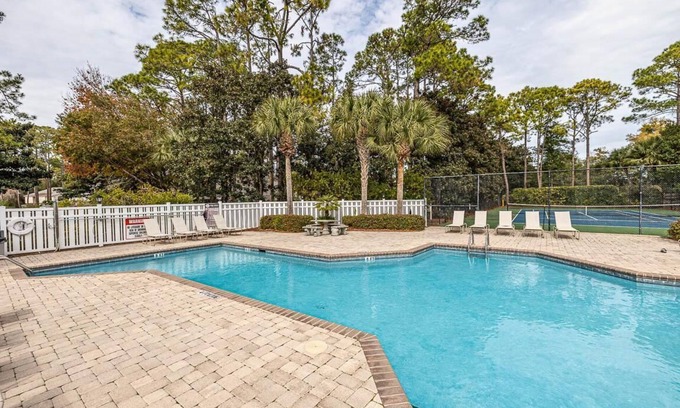 Saint Simons Heights Condo | Charming 2/2 condo close to the beach and shopping! WiFi, fitness, tennis,pool.