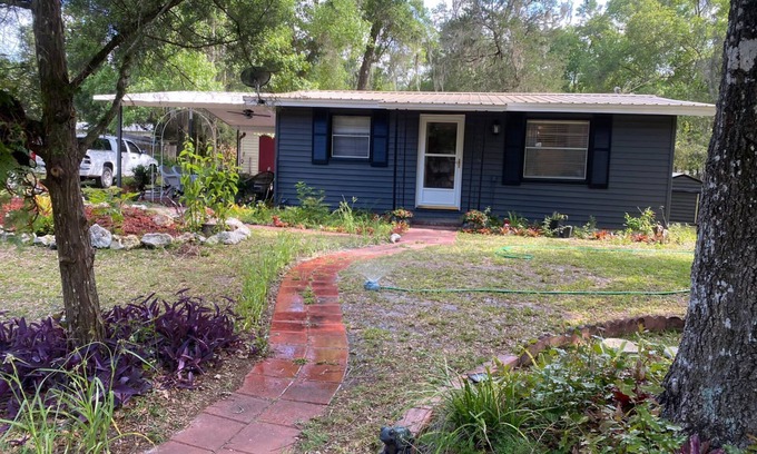 Bushnell Cottage | Charming 2-b/r country cottage-central Florida WiFi, AC, BBQ home away from home