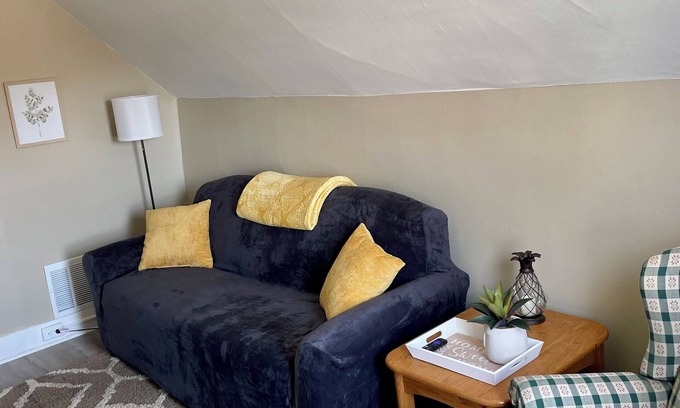 St. Albans Apartment | Charming 2-bedroom apartment in Saint Albans City