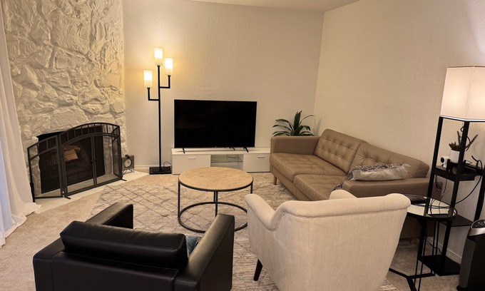 Inglewood-Finn Hill Condo | Charming 2-Bed Condo in Juanita: Enjoy Trails, Parks, and Beaches Nearby