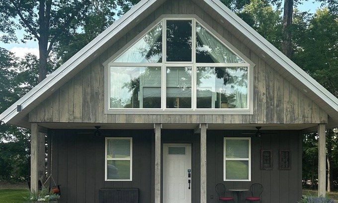 Russell Springs Cottage | Charming 2-bedroom cottage with Hot Tub, AC, and WiFi near Lake Cumberland.