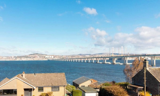 Newport-On-Tay Apartment | Charming 2-Bedroom Upper Floor Apartment with Stunning River Views