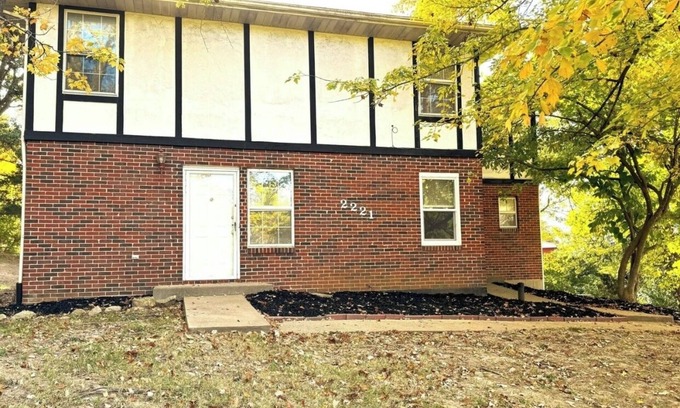 Jefferson City Apartment | Charming 2-bedroom apartment in wonderful Jefferson City with WiFi, AC