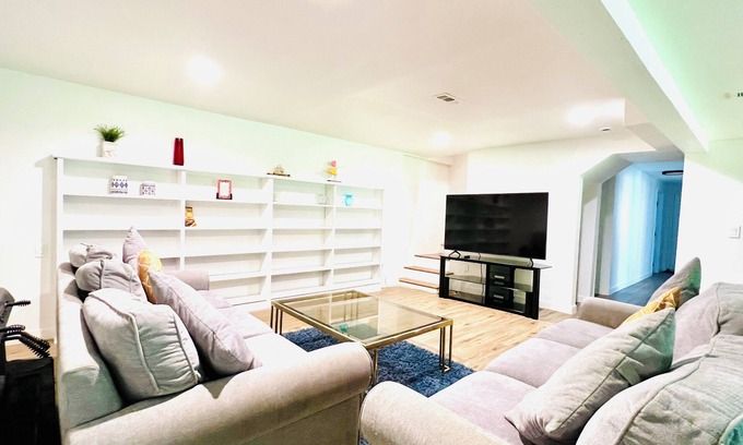 Lynnwood House | Charming 2-bedroom & 1 Full bath basement apartment with AC in lovely Edmonds