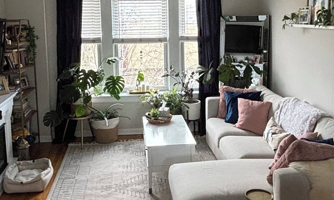 East Albany Park Apartment | Charming 2-bedroom 2 bath apartment flooded with natural light