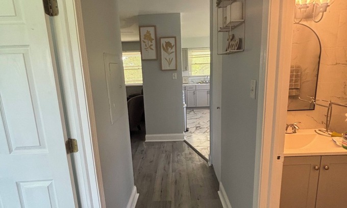 Matteson Apartment | Charming 2-bedroom apartment in marvelous Matteson with AC, WiFi l