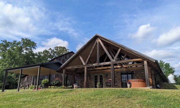 Ruffin Cabin | Charming 2-bedroom cabin with Hot Tub in quaint Reidsville, NC