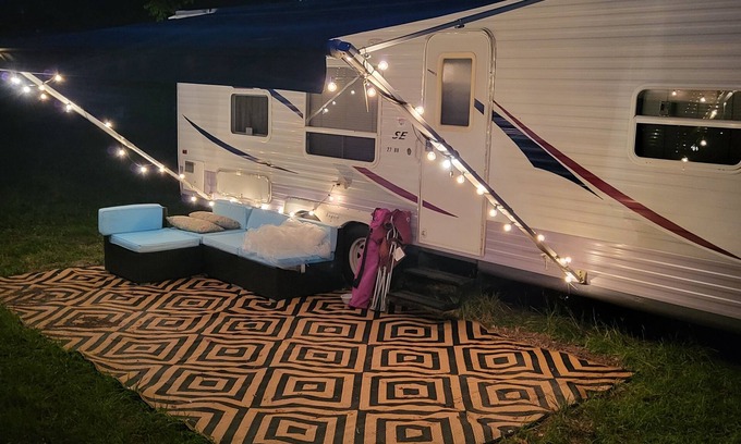 Homosassa RV Rental | Charming 2-bedroom Camper in enchanting Homosassa with AC, WiFi and more.