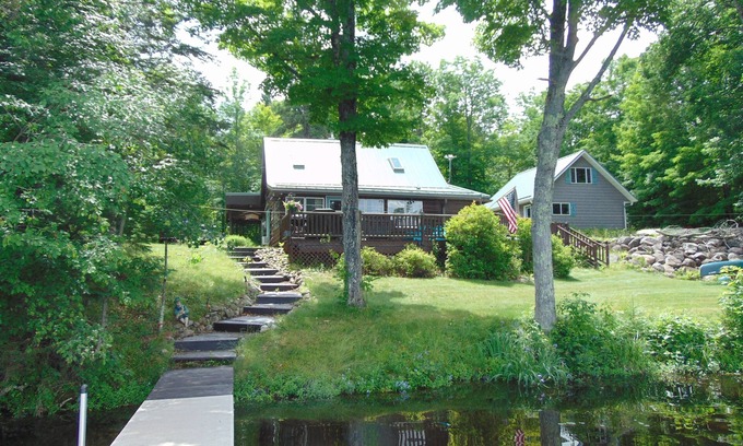 Florence Cabin | Charming 2-bedroom cabin with WiFi on beautiful Patten Lake