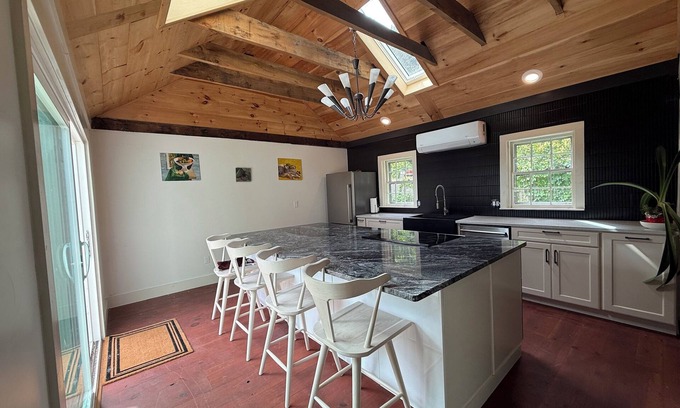 Woodstock House | Charming 2-bedroom country village house with AC in East Woodstock