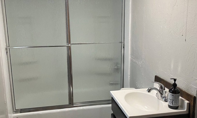 Edgar Other | Charming 2-bedroom farmhouse with WiFi and AC in Park City