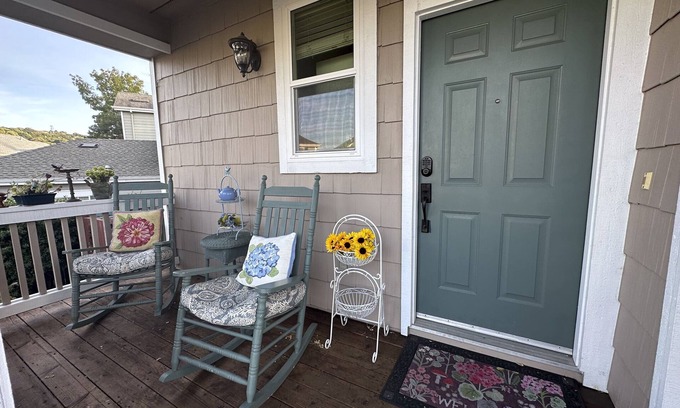 Petaluma House | Charming 2 bedroom house with WiFi and AC in Quaint Petaluma Wine Country