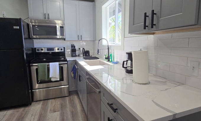 Southgate House | Charming 2-bedroom house with King bed, WiFi, AC in fantastic Portland