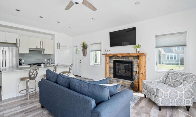 Galway House | Charming 2-bedroom house with AC, WiFi with mountain and lake views!