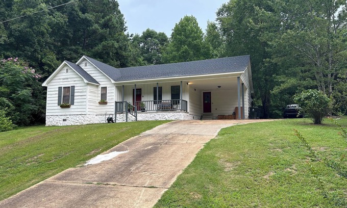 Oxford House | Charming 2-bedroom house 1.5 miles from the Square and 2 miles from the Grove!