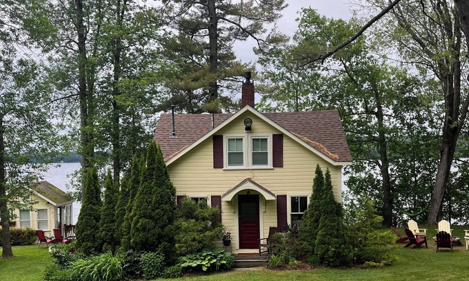 South China Cabin | Charming 2-bedroom lakefront cottage & dock