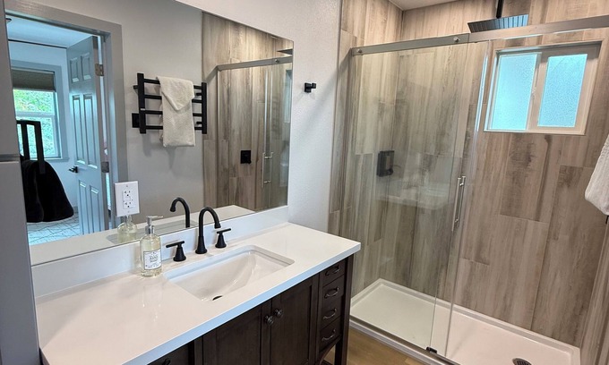 Papa Other | Charming 2-bedroom farmhouse in delightful Captain Cook with WiFi